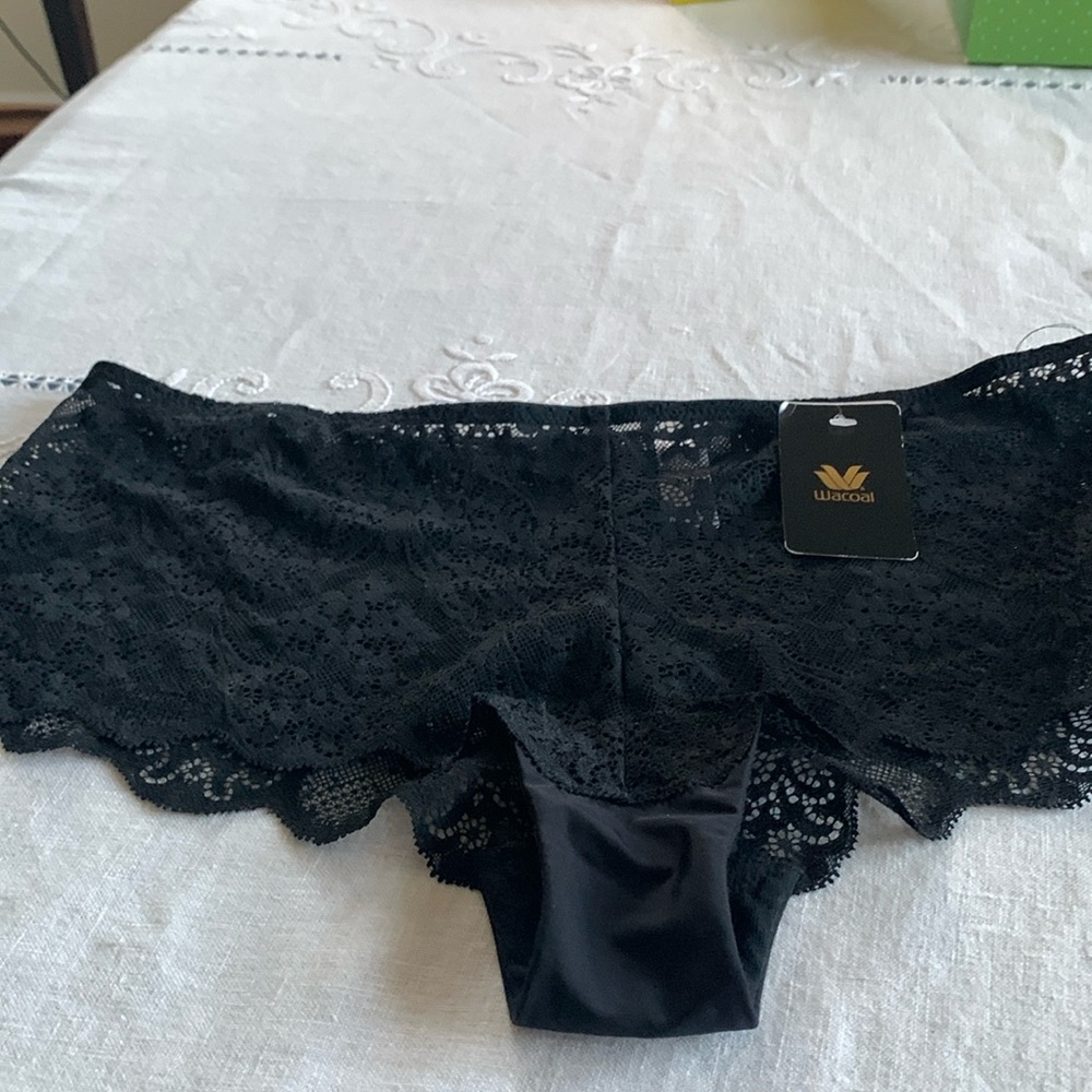 NWTs Wacoal lace hip-hugger tap pant